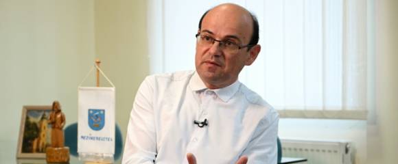 Le maire de Mezokeresztes, Janos Majoros, lors d'une interview avec l'AFP dans son bureau à Mezokeresztes, dans le nord-est de la Hongrie, le 25 septembre 2025 Le maire de Mezokeresztes, Janos Majoros, lors d'une interview avec l'AFP dans son bureau à Mezokeresztes, dans le nord-est de la Hongrie, le 25 septembre 2025