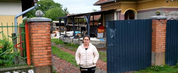 Zsuzsanna Marton, mère de trois enfants, devant sa maison à Szentistvan, dans le nord-est de la Hongrie, le 25 septembre 2025 Zsuzsanna Marton, mère de trois enfants, devant sa maison à Szentistvan, dans le nord-est de la Hongrie, le 25 septembre 2025