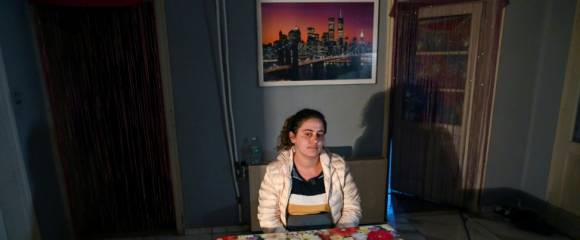 Zsuzsanna Marton, mère de trois enfants, assise à sa table où sont étalées des lettres officielles, le 25 septembre 2025 à Szentistvan, dans le nord-est de la Hongrie Zsuzsanna Marton, mère de trois enfants, assise à sa table où sont étalées des lettres officielles, le 25 septembre 2025 à Szentistvan, dans le nord-est de la Hongrie