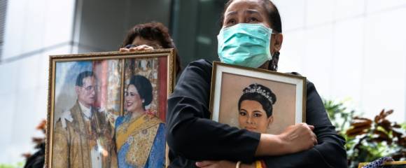 Des Thaïlandaises tiennent un portrait de la reine Sirikit le 25 octobre 2025 devant l'hôpital Chulalongkorn de Bangkok où elle est décédée. Des Thaïlandaises tiennent un portrait de la reine Sirikit le 25 octobre 2025 devant l'hôpital Chulalongkorn de Bangkok où elle est décédée.