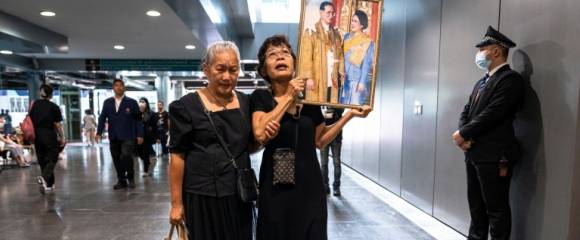 Des Thïlandaises tiennent des portraits de la reine mère Sirikit, le 25 octobre 2025 à l'hôpital Chulalongkorn de Bangkok où elle est décédée. Des Thïlandaises tiennent des portraits de la reine mère Sirikit, le 25 octobre 2025 à l'hôpital Chulalongkorn de Bangkok où elle est décédée.
