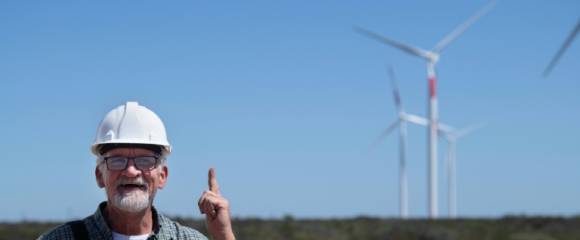 Rob Simmons de l'Université du Cap évoque un projet de peinture de pales au parc éolien de Hopefield, le 10 octobre 2025 en Afrique du Sud Rob Simmons de l'Université du Cap évoque un projet de peinture de pales au parc éolien de Hopefield, le 10 octobre 2025 en Afrique du Sud
