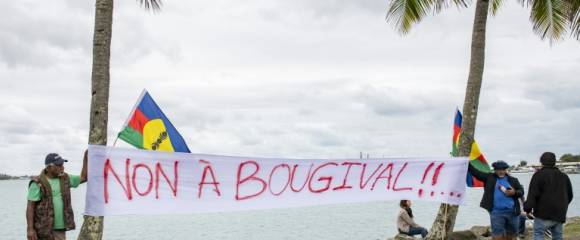 Des opposants à l'accord de Bougival sur l'avenir institutionnel de la Nouvelle-Calédonie déploient une banderole le 20 août 2025 à Nouméa avant une visite du ministre des Outre-mer Des opposants à l'accord de Bougival sur l'avenir institutionnel de la Nouvelle-Calédonie déploient une banderole le 20 août 2025 à Nouméa avant une visite du ministre des Outre-mer