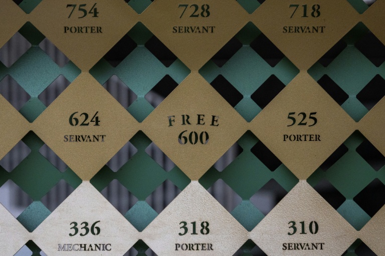 Des reproductions de petites plaques métalliques d'identification utilisées sous l'esclavage exposées à l'International African American Museum de Columbia, en Caroline du Sud, le 31 janvier 2024