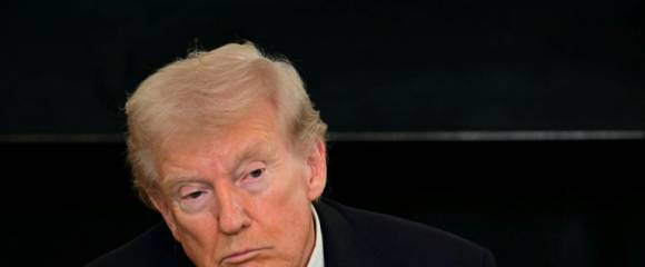 Le président américain Donald Trump écoute des membres des forces de l'ordre lors d'une table ronde à la Maison Blanche, à Washington, le 23 octobre 2025 Le président américain Donald Trump écoute des membres des forces de l'ordre lors d'une table ronde à la Maison Blanche, à Washington, le 23 octobre 2025