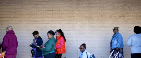 Des employés fédéraux attendent pour recevoir de l'aide alimentaire à Hyattsville, dans le Maryland, aux Etats-Unis, pendant la paralysie budgétaire du pays, le 21 octobre 2025 Des employés fédéraux attendent pour recevoir de l'aide alimentaire à Hyattsville, dans le Maryland, aux Etats-Unis, pendant la paralysie budgétaire du pays, le 21 octobre 2025