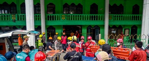 Les secouristes cherchent des survivants à l'école islamique Al Khoziny à Sidoarjo, en Indonésie, le 30 septembre 2025 Les secouristes cherchent des survivants à l'école islamique Al Khoziny à Sidoarjo, en Indonésie, le 30 septembre 2025