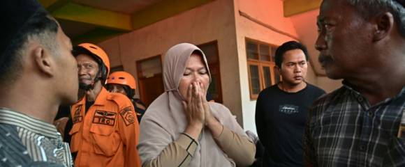 Deux jours après l'effondrement d'une école islamique à Sidoarjo en Indonésie, des proches d'élèves portés disparus se réunissent pendant que les secouristes tentent de retrouver des survivants le 1er octobre 2025. Deux jours après l'effondrement d'une école islamique à Sidoarjo en Indonésie, des proches d'élèves portés disparus se réunissent pendant que les secouristes tentent de retrouver des survivants le 1er octobre 2025.