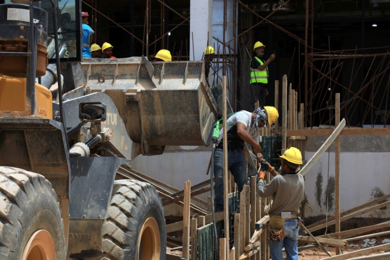Des ouvriers sur le chantier de l'hôpital central Al-Wahda, construit à Derna dans le cadre des travaux de réhabilitation, le 17 mai 2026