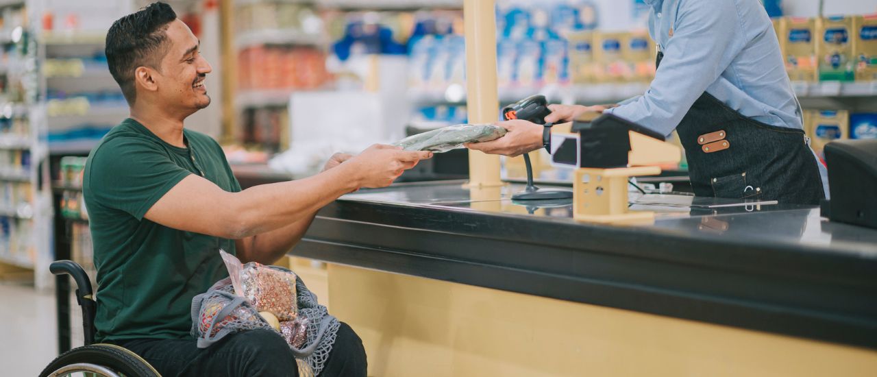 Accessibilité : comment bien accueillir les clients handicapés et seniors dans votre boutique ?